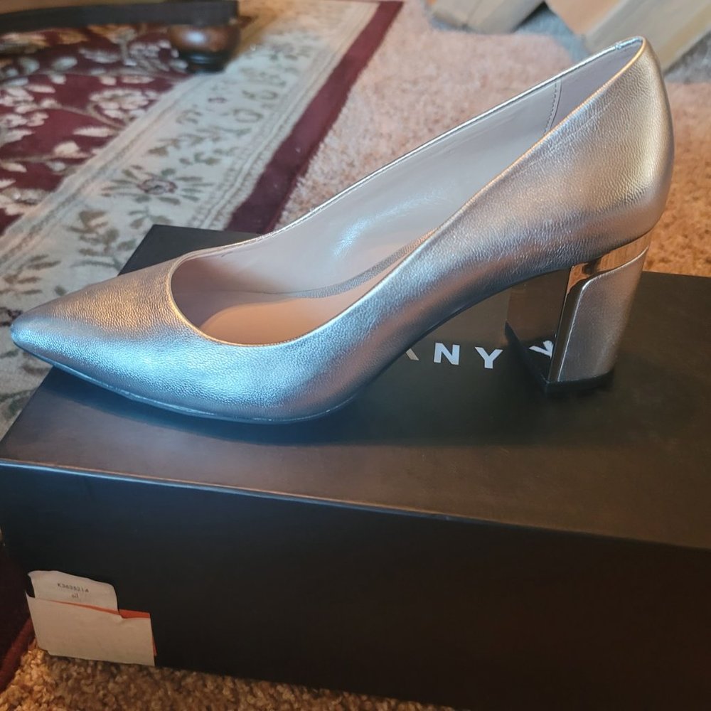 DKNY ‘Elie’ leather closed toe classic pump – size 7 – New in box